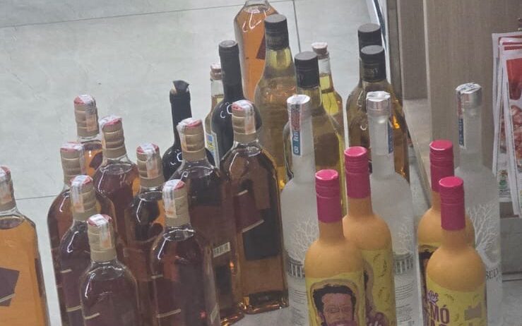 Imagem bebidas no chão algumas estão sem rotulo