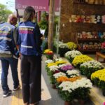 Imagem agentes do Procon Goiás em frente flores