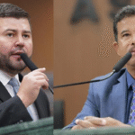 Imagem dois homens de terno falando no microfone