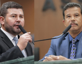 Imagem dois homens de terno falando no microfone