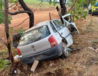 Imagem carro a margem da pista acidentado
