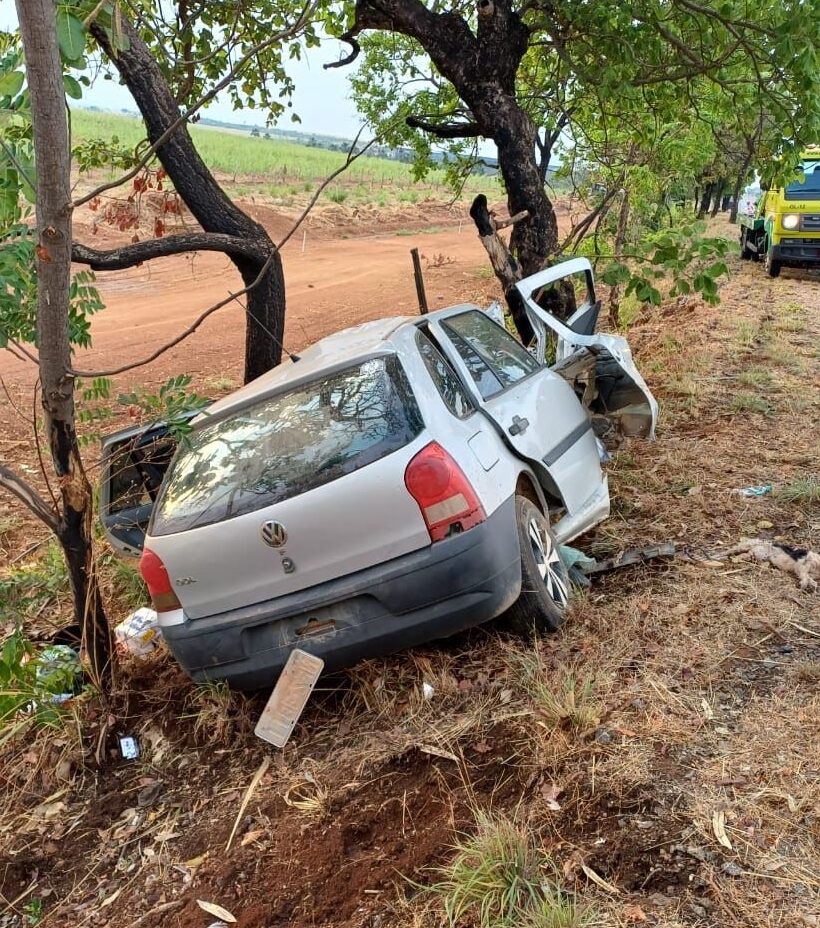 Imagem carro a margem da pista acidentado