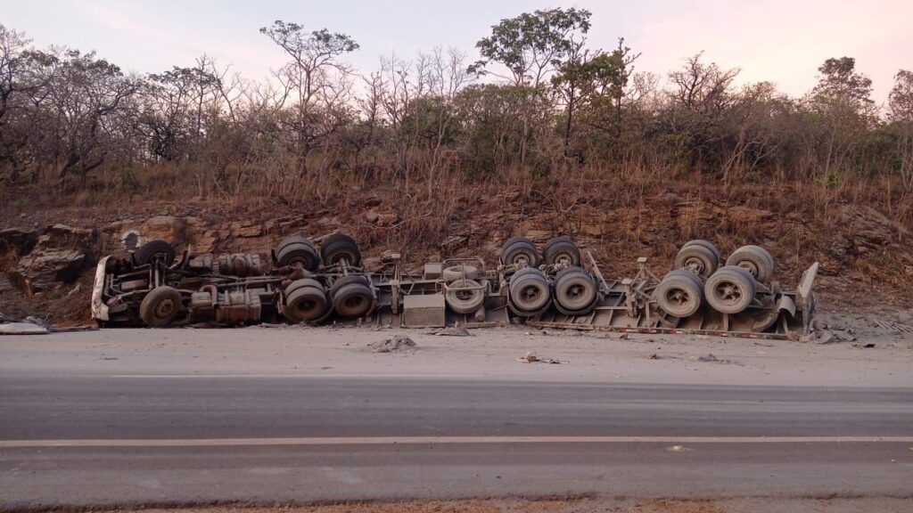 Imagem carreta totalmente destruída as margens da rodovia