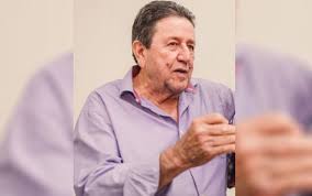 Imagem Agenor Rezende gesticulando com as mãos