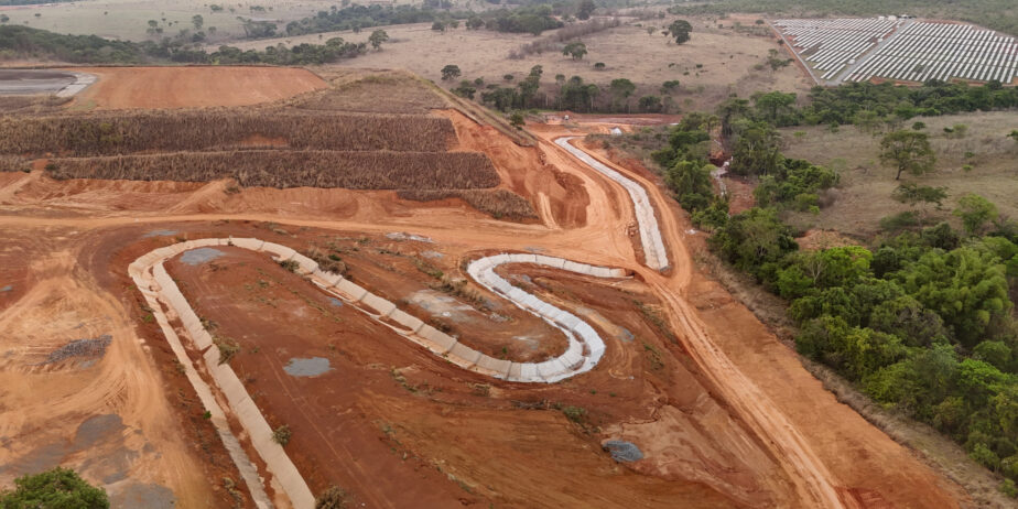 Imagem área de terra com estrada de chão no meio
