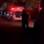 Imagem viatura da polícia em propriedade rural durante a noite