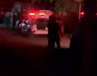 Imagem viatura da polícia em propriedade rural durante a noite