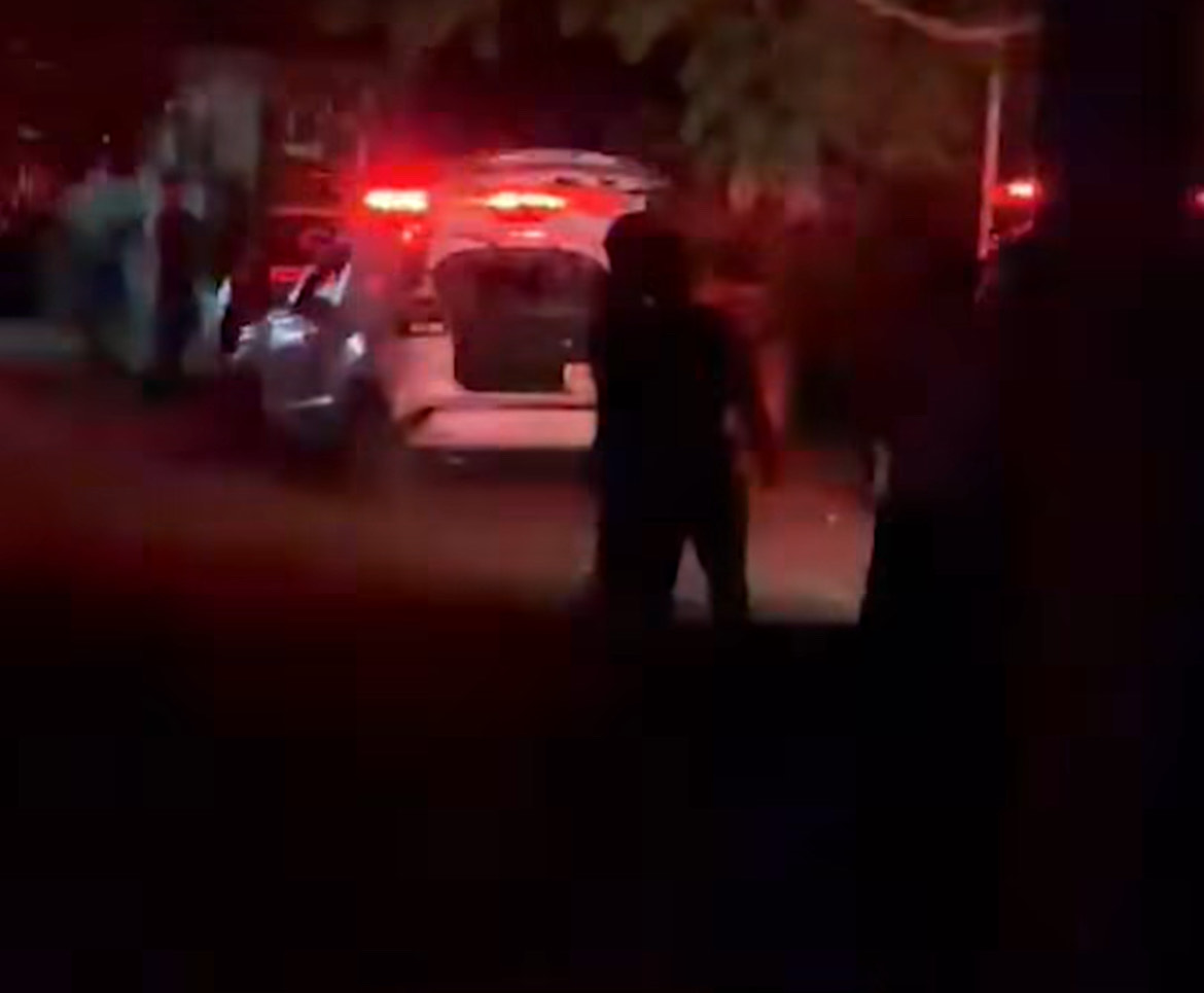 Imagem viatura da polícia em propriedade rural durante a noite