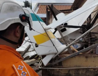 Imagem destroços avião pequeno porte