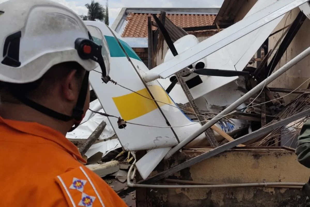 Imagem destroços avião pequeno porte