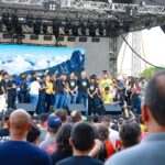 Imagem varias pessoas em cima do palco na Marcha para Jesus