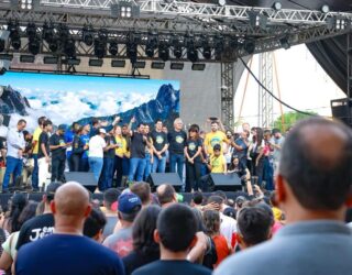 Imagem varias pessoas em cima do palco na Marcha para Jesus
