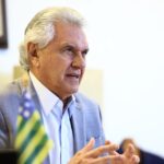 Imagem homem de terno com perfil sério