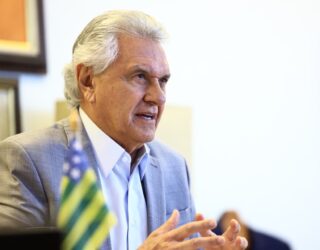 Imagem homem de terno com perfil sério