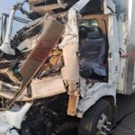 Imagem caminhão baú com a frente totalmente destruída