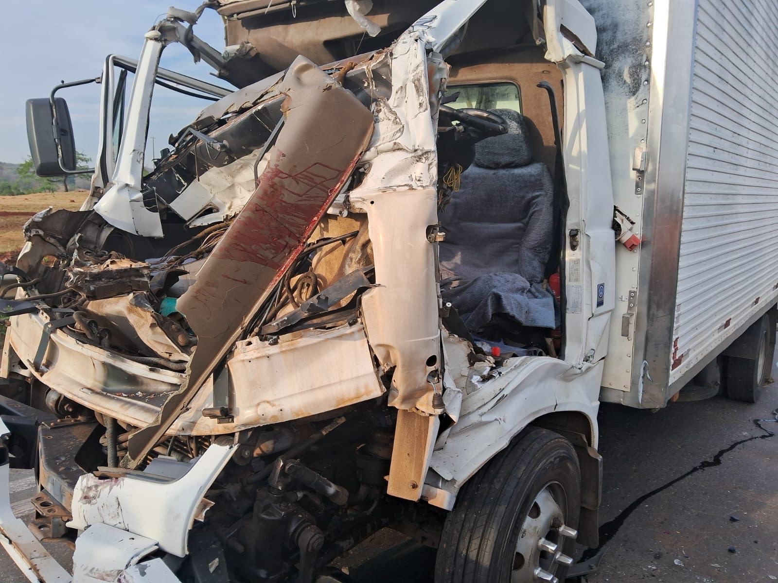 Imagem caminhão baú com a frente totalmente destruída