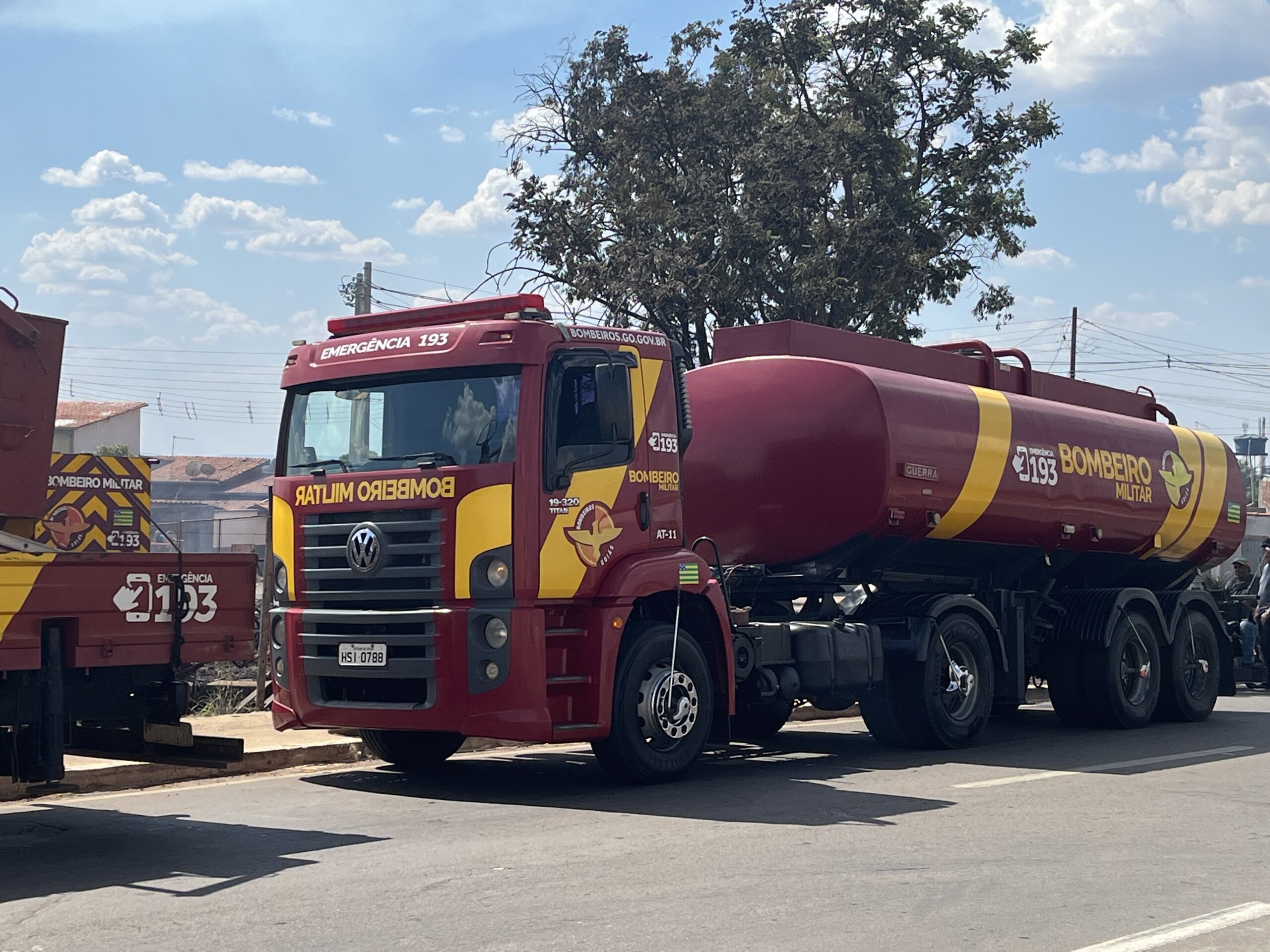 Imagem caminhão taque corpo de bombeiros militar de Goiás