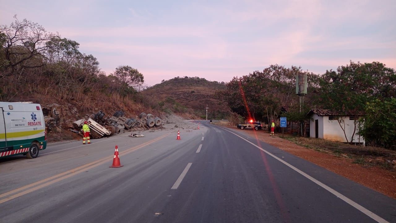 Imagem rodovia BR-414 a frente uma carreta destruída