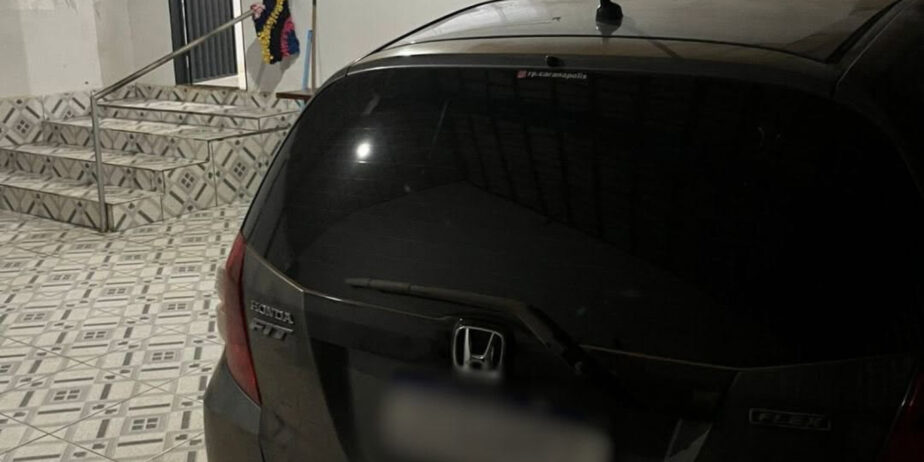 Imagem veiculo dentro de uma garagem