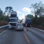 Imagem colisão frontal carro de passeio contra carreta cegonha