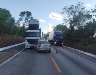 Imagem colisão frontal carro de passeio contra carreta cegonha
