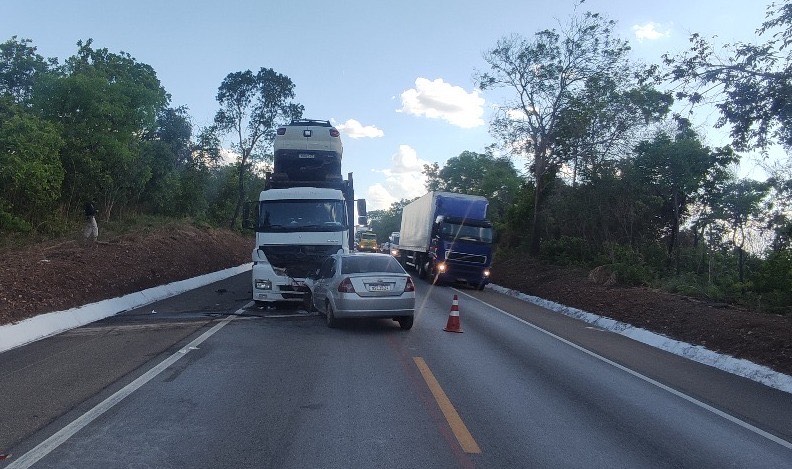 Imagem colisão frontal carro de passeio contra carreta cegonha