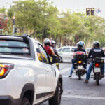 Imagem Carros e motos no Trânsito