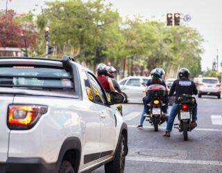 Imagem Carros e motos no Trânsito