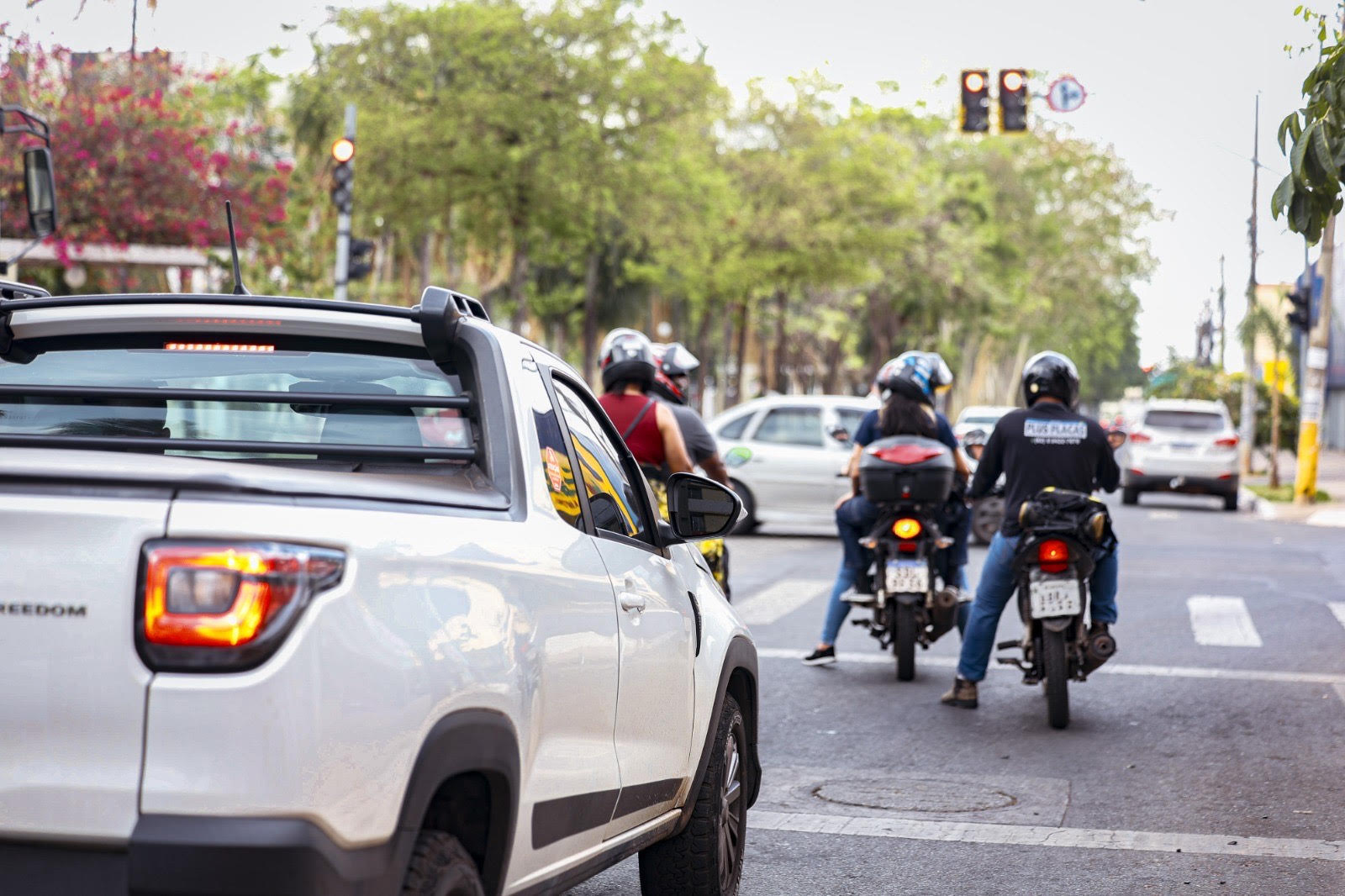 Imagem Carros e motos no Trânsito