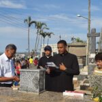 Imagem pessoas no cemiterio