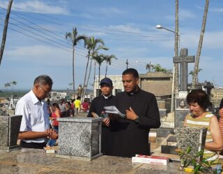 Imagem pessoas no cemiterio