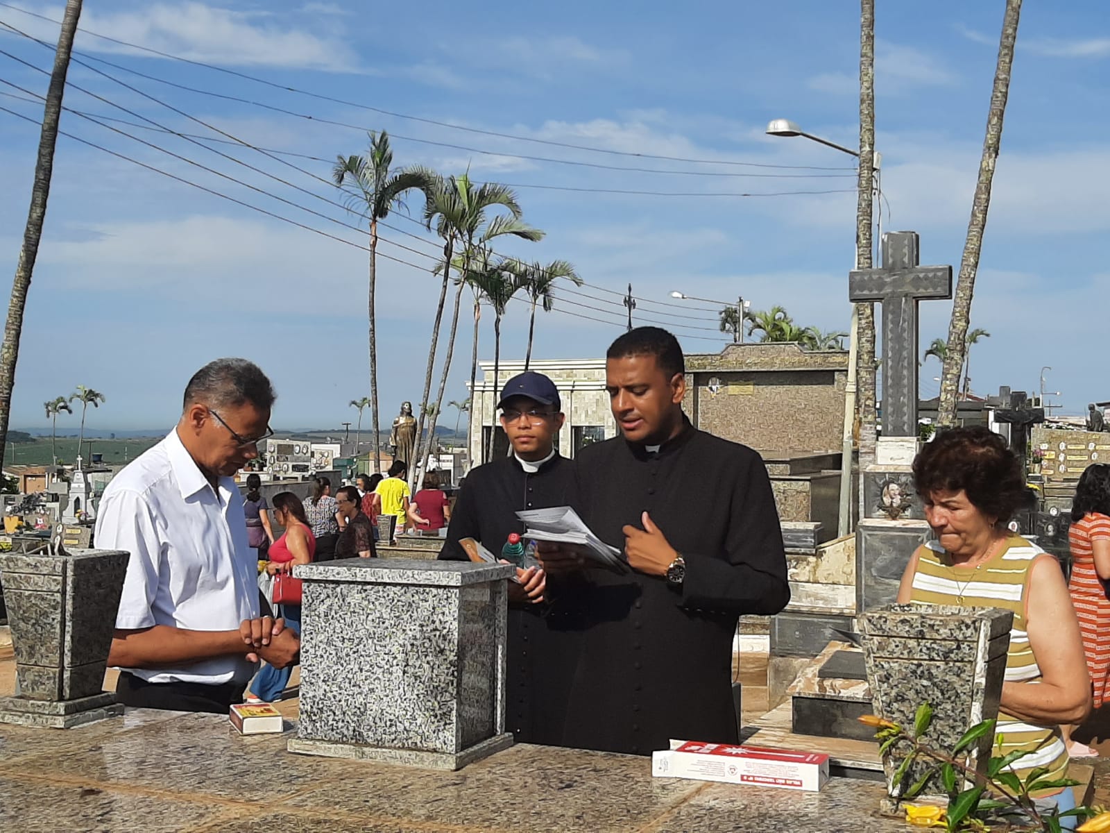 Imagem pessoas no cemiterio