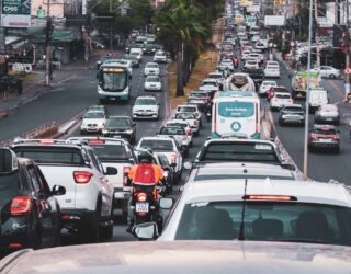 Imagem Congestionamento de carros na rua
