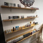 Imagem cigarros eletrônicos EM UMA PRATELEIRA