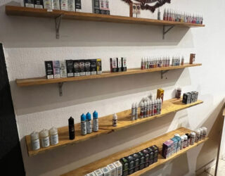 Imagem cigarros eletrônicos EM UMA PRATELEIRA