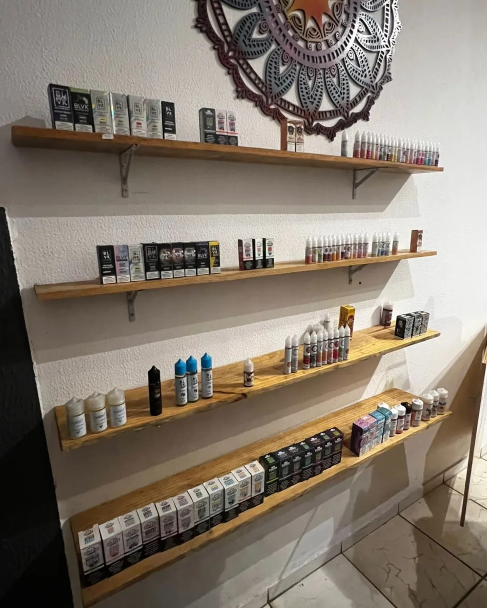 Imagem cigarros eletrônicos EM UMA PRATELEIRA