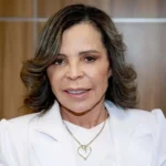 Imagem mulher vestida de branco sorrindo