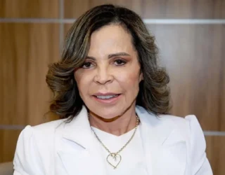 Imagem mulher vestida de branco sorrindo