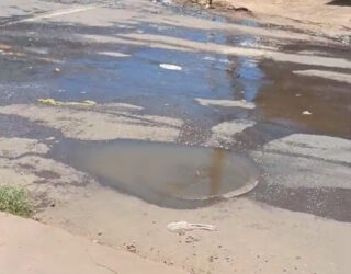 Imagem Esgoto correndo a céu aberto Jardim Alvorada