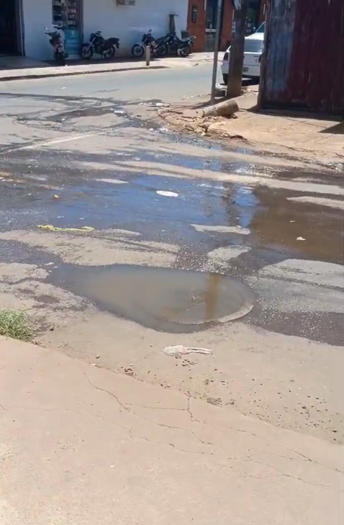 Imagem Esgoto correndo a céu aberto Jardim Alvorada