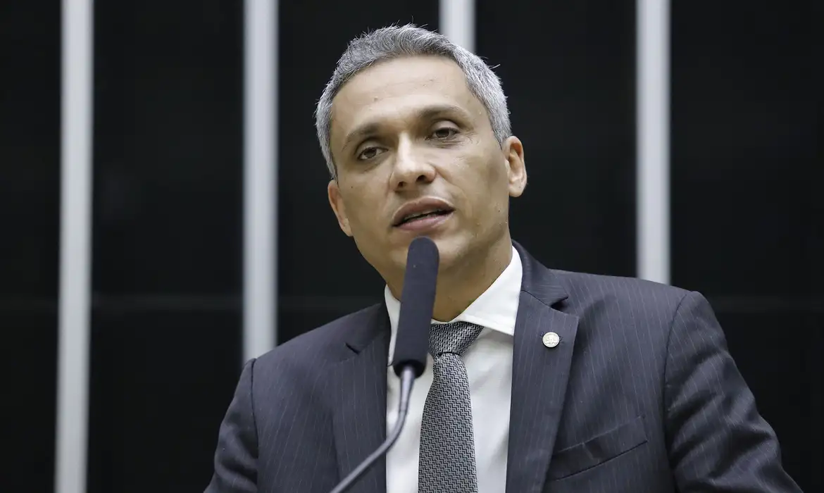 Imagem Gustavo Gayer, ele está de terno e falando no microfone