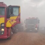 Imagem caminhões do bombeiros em meio a fumaça