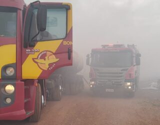 Imagem caminhões do bombeiros em meio a fumaça