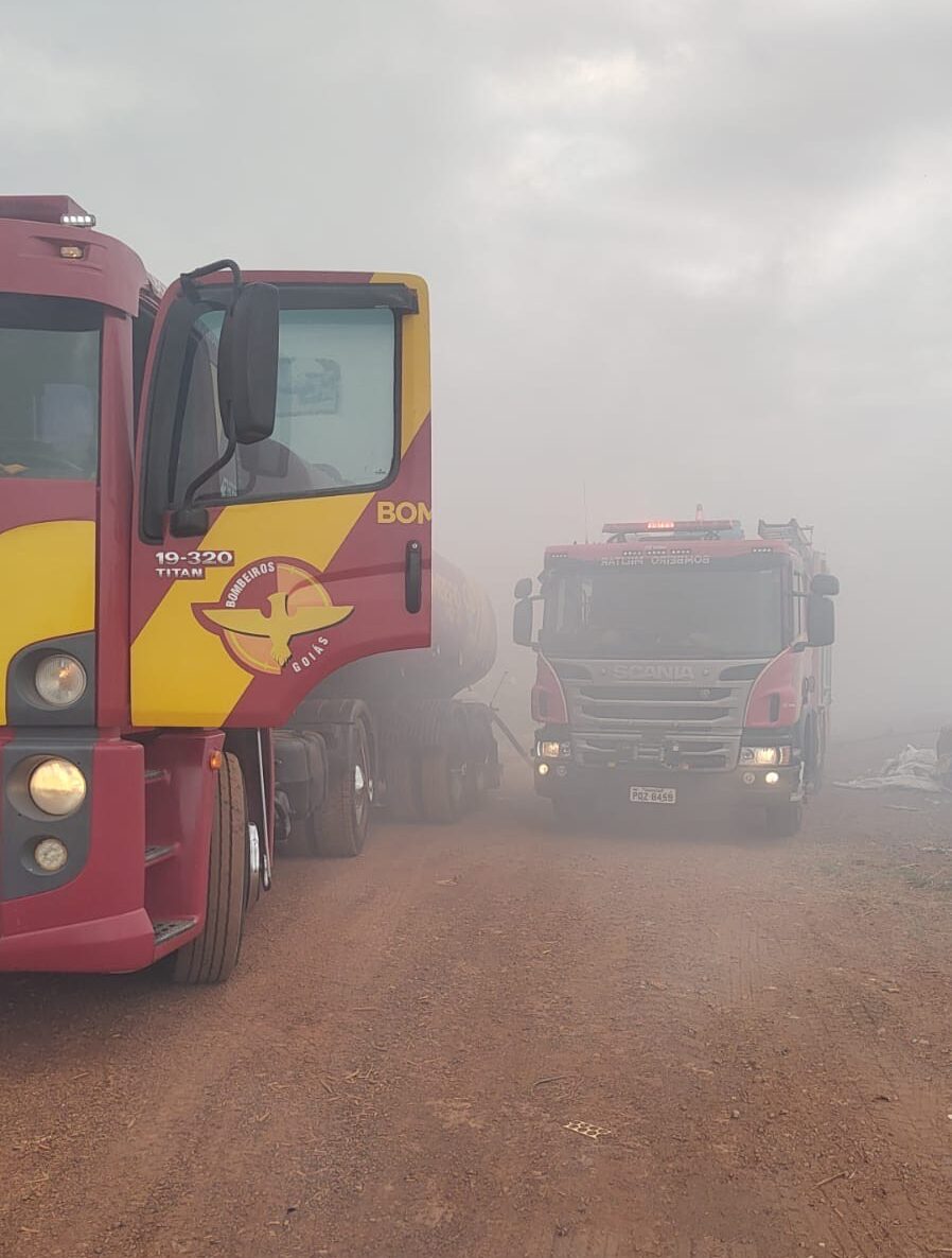Imagem caminhões do bombeiros em meio a fumaça