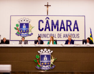 Imagem pessoas sentadas em uma bancada