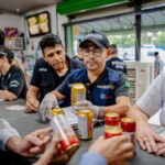 Imagem policiais e latas de cerveja no balcão