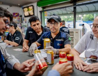 Imagem policiais e latas de cerveja no balcão