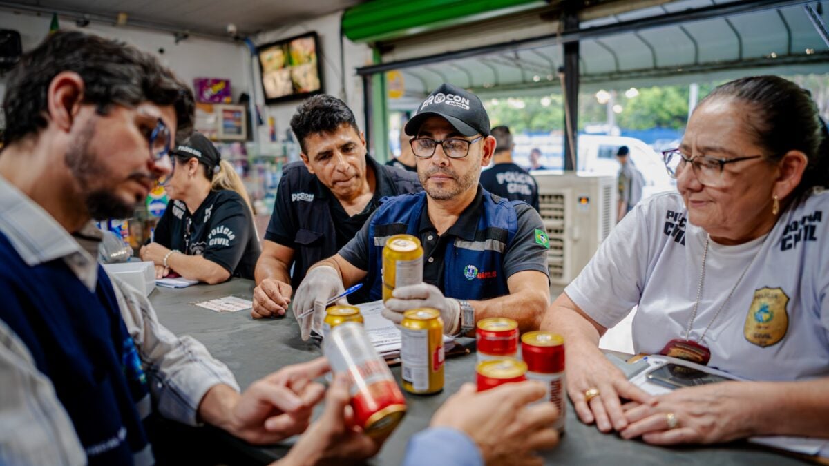 Imagem policiais e latas de cerveja no balcão