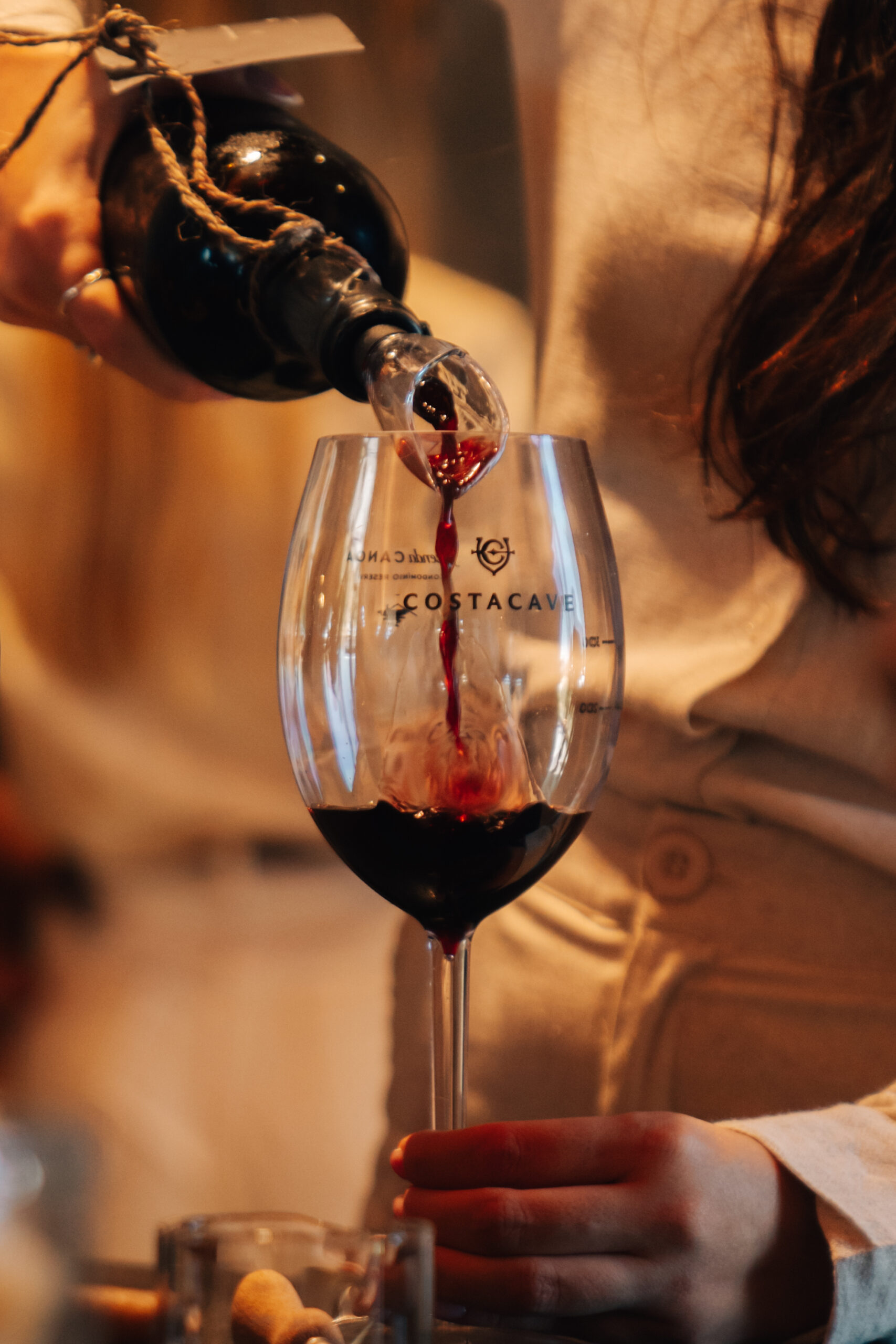 Imagem colocando vinho na taça