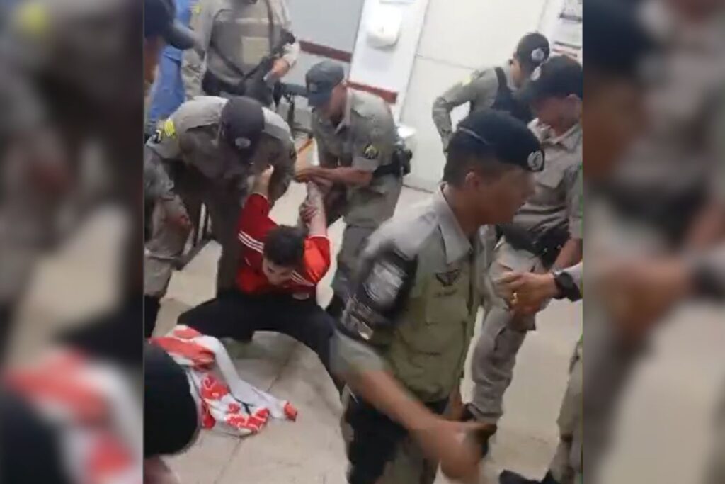 Imagem reprodução de vídeo homem sendo preso por policiais